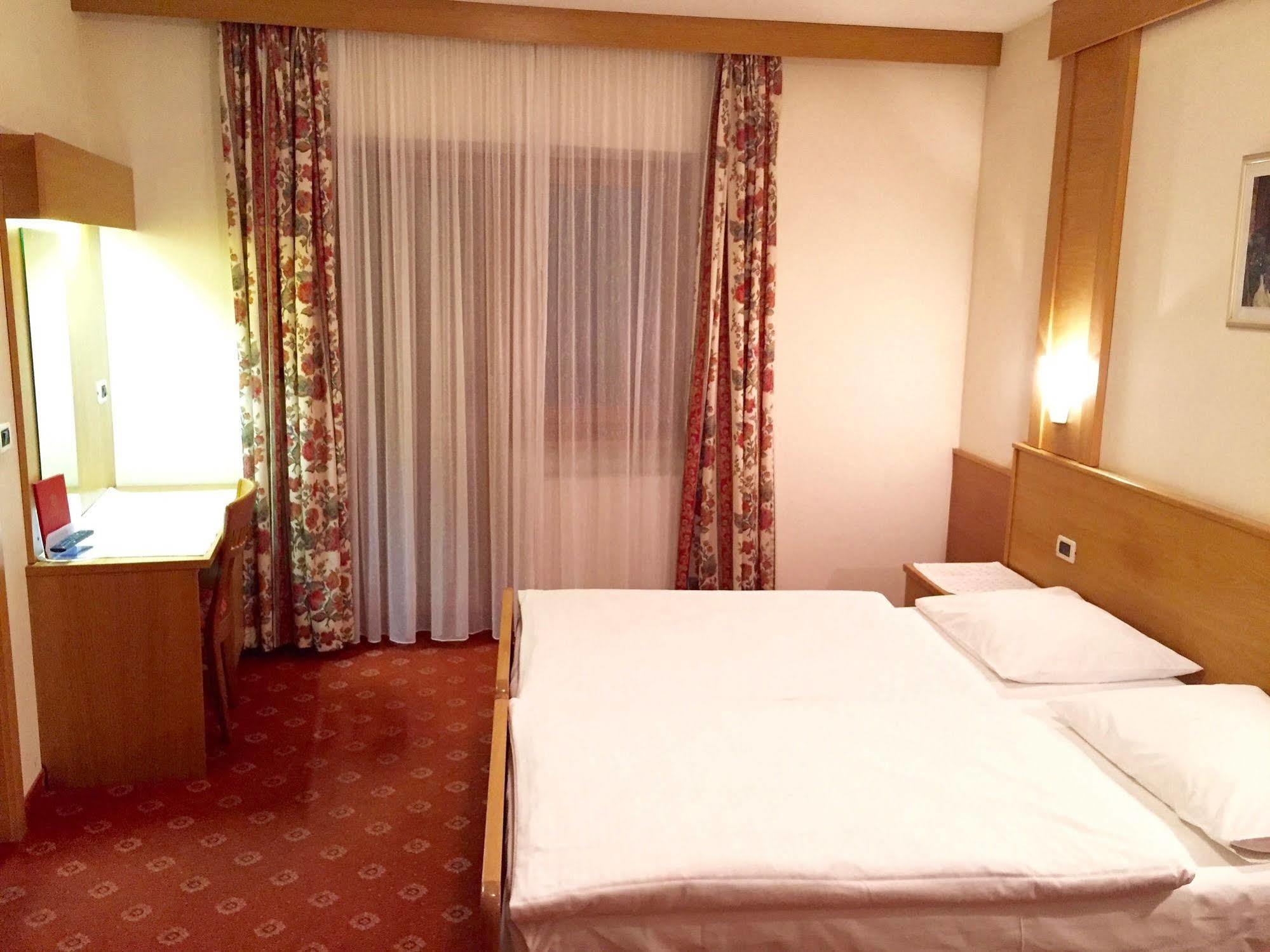 Hotel Waldheim Sarnonico Esterno foto